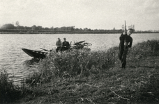 845155 Afbeelding van Piet Bruinsma en zijn schoonzus Marie Magielse in een roeiboot in het Merwedekanaal te Zuilen ...